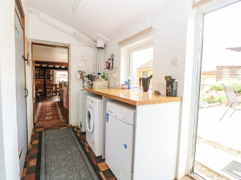 Cottage | Private kitchen | Dishwasher, highchair, cookware/dishes/utensils