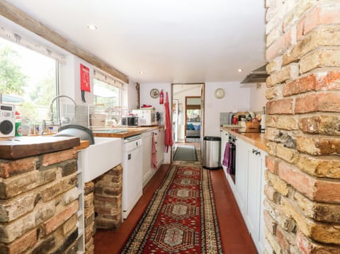 Cottage | Private kitchen | Dishwasher, highchair, cookware/dishes/utensils