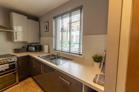 Cottage | Private kitchen | Microwave, stovetop, dishwasher, electric kettle