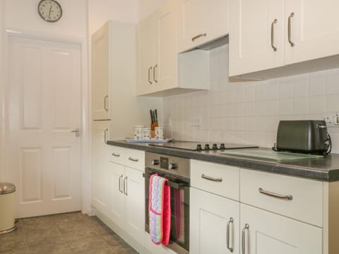 Cottage | Private kitchen | Microwave, stovetop, dishwasher, electric kettle