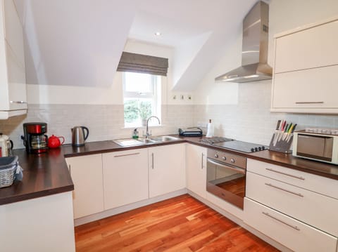 Cottage | Private kitchen | Fridge, microwave, dishwasher, electric kettle