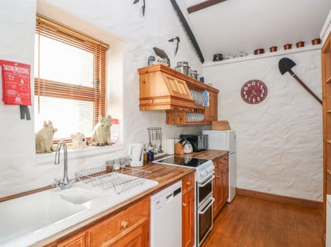 Cottage | Private kitchen | Microwave, stovetop, dishwasher, electric kettle
