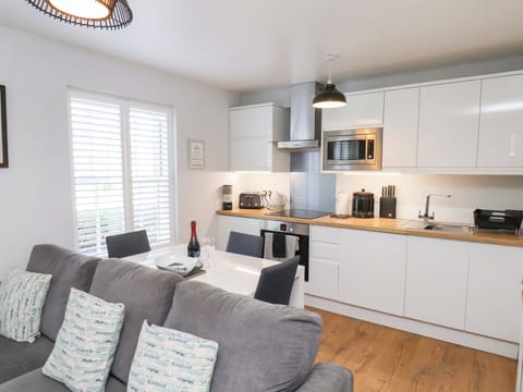 Cottage | Private kitchen | Fridge, dishwasher, highchair, cookware/dishes/utensils