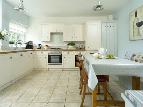 Cottage | Private kitchen | Dishwasher, highchair, cookware/dishes/utensils