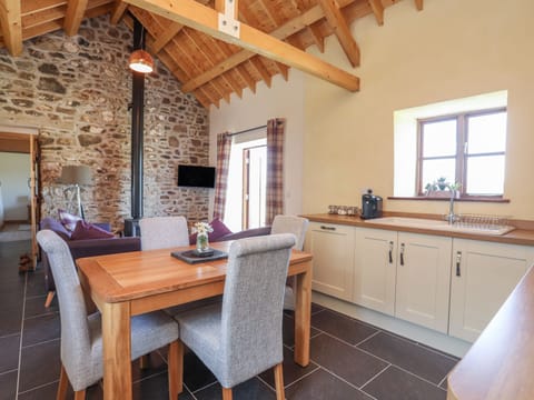 Cottage | Private kitchen | Fridge, microwave, dishwasher, electric kettle