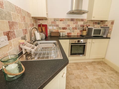 Cottage | Private kitchen | Cookware/dishes/utensils