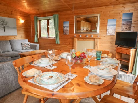 Cottage | Dining