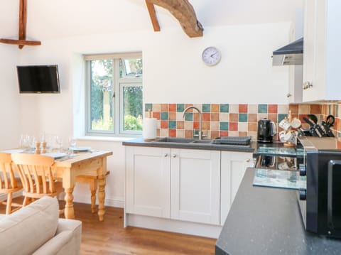 Cottage | Private kitchen | Fridge, microwave, electric kettle, toaster