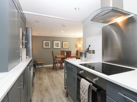 Cottage | Private kitchen | Dishwasher, cookware/dishes/utensils