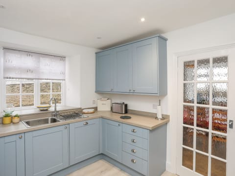 Cottage | Private kitchen | Fridge, dishwasher, electric kettle, toaster