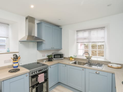 Cottage | Private kitchen | Fridge, dishwasher, electric kettle, toaster