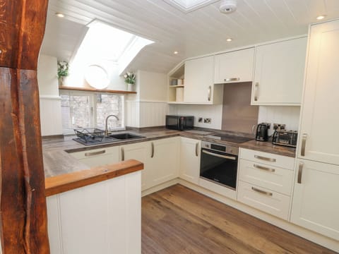 Cottage | Private kitchen | Dishwasher, cookware/dishes/utensils