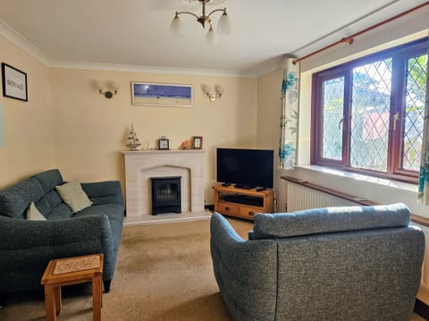 Cottage | Living area | TV