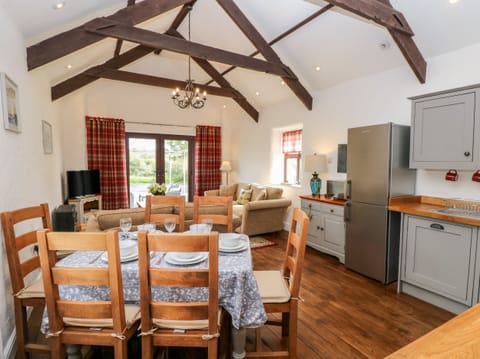 Cottage | Private kitchen | Dishwasher, cookware/dishes/utensils