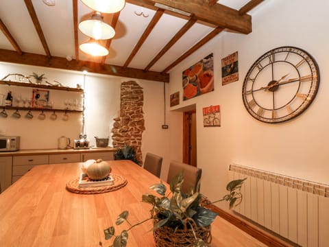 Cottage | Private kitchen | Stovetop, dishwasher, cookware/dishes/utensils