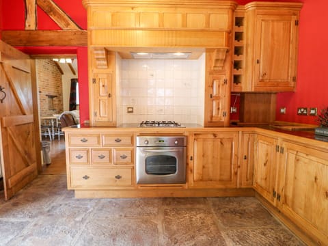 Cottage | Private kitchen | Fridge, microwave, electric kettle, toaster