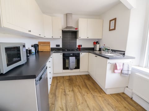 Cottage | Private kitchen | Fridge, microwave, dishwasher, electric kettle