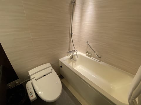 Combined shower/tub, deep soaking tub, hair dryer, slippers