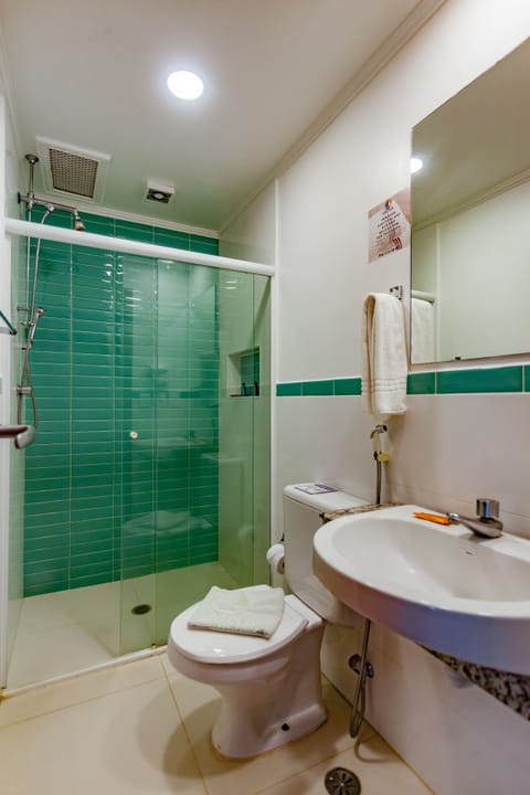 Suite (Deluxe) | Bathroom | Shower, free toiletries, hair dryer, towels