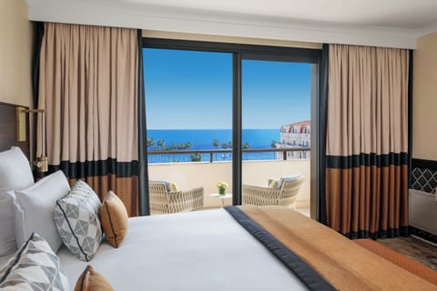 Suite Prestige with Terrace, Sea View | Premium bedding, minibar, in-room safe, desk