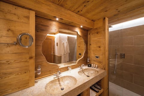 Executive Double or Twin Room, Private Pool, Mountain View | Bathroom | Shower, rainfall showerhead, free toiletries, hair dryer