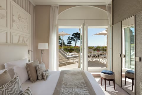 Sea Prestige Junior Suite | Minibar, in-room safe, desk, blackout drapes