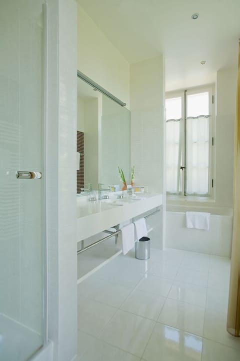 Superior Room | Bathroom | Combined shower/tub, free toiletries, hair dryer, bathrobes