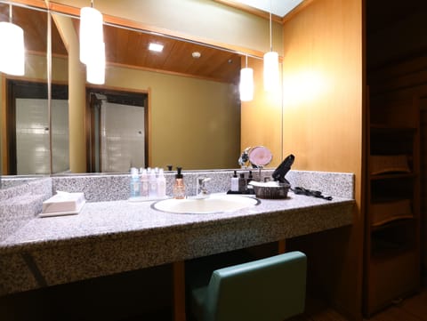 Japanese Western Style Deluxe Suite with Hot Spa (Momoyama-dai Special, Not Hot Spring) | Bathroom sink