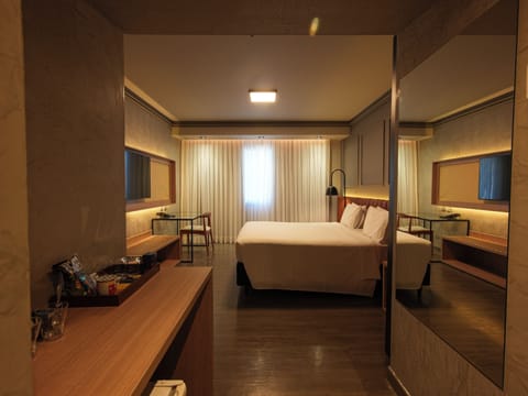 Premium Room, 1 Queen Bed (Luxury) | Select Comfort beds, minibar, in-room safe, desk