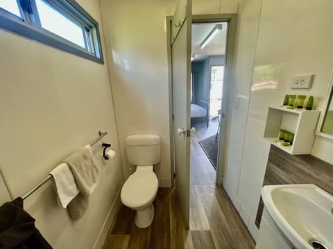 Studio Cabin | Bathroom | Shower, hair dryer, towels, toilet paper