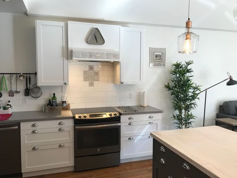 Chef's kitchen, fully equipped and complete with basic cooking supplies.