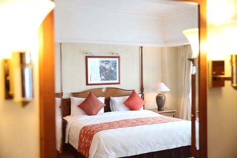 Governer Suite | In-room safe, desk, iron/ironing board, free WiFi