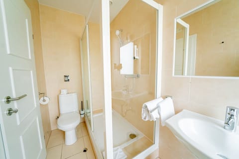 Classic Single Room, Park View | Bathroom | Hair dryer, bathrobes, towels