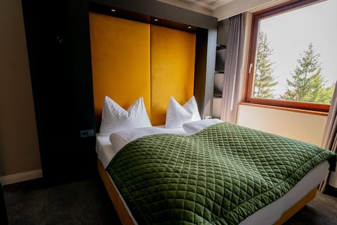 Classic Single Room, Park View | Minibar, in-room safe, desk, bed sheets