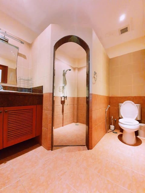 Standard Room | Bathroom | Deep soaking tub, towels