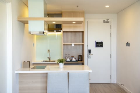 Suite, 1 Bedroom | Private kitchenette | Mini-fridge, electric kettle