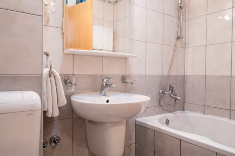 Suite, Balcony, Sea View | Bathroom | Shower, free toiletries, hair dryer, towels