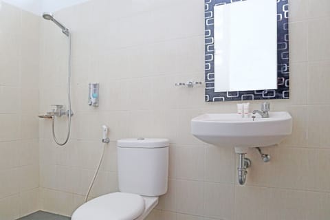 Deluxe Double Room | Bathroom | Shower, free toiletries, towels, soap