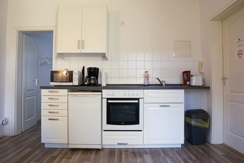 City Apartment (incl. cleaning fee, linen, city tax) | Private kitchen | Fridge, stovetop, coffee/tea maker, electric kettle