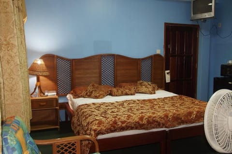 Suite, 1 King Bed | In-room safe, laptop workspace, iron/ironing board, free WiFi