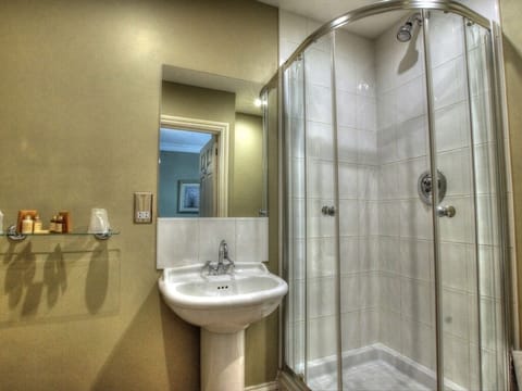 Standard Twin Room, Ensuite | Bathroom | Free toiletries, hair dryer, towels