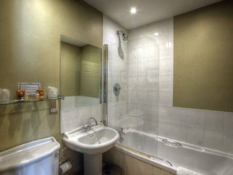 Superior Double Room, 1 King Bed, Ensuite | Bathroom | Free toiletries, hair dryer, towels