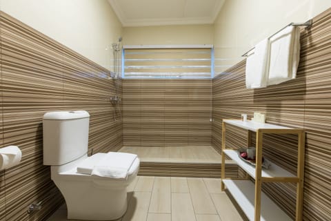 Executive Room, 1 Queen Bed | Bathroom | Shower, rainfall showerhead, free toiletries, towels