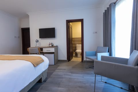 Executive Room, 1 Queen Bed | Premium bedding, Select Comfort beds, in-room safe, desk