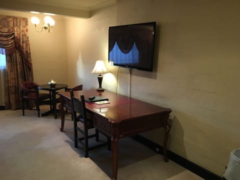 Royal Manor Suite | In-room business center