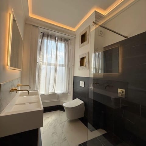 Luxury Suite | Bathroom | Shower, rainfall showerhead, designer toiletries, hair dryer