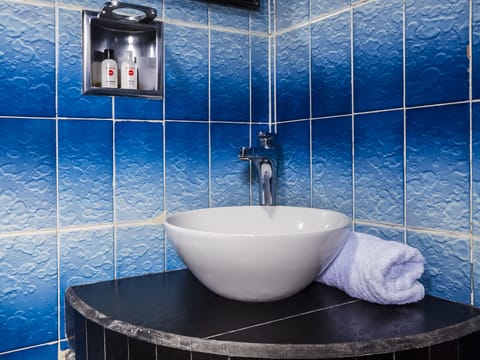 Standard Room | Bathroom | Shower, towels, soap, shampoo