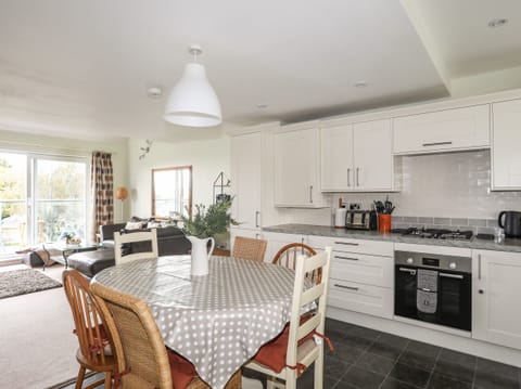 Cottage | Private kitchen | Fridge, microwave, stovetop, dishwasher