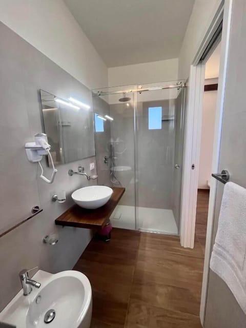 Superior Double Room, Balcony | Bathroom | Shower, rainfall showerhead, free toiletries, hair dryer