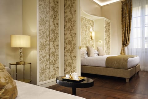 Suite Junior, vista città | Egyptian cotton sheets, premium bedding, minibar, in-room safe